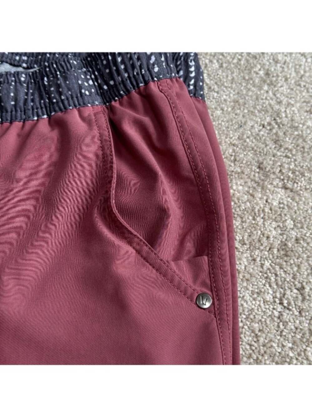 Vuori Kore Shorts 7" Mens Lg Gray Salt Water Red Athletic Drawstring Lined V302 - Picture 9 of 9